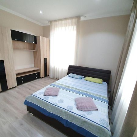 Tourist Home At Stefan Cel Mare With 2 Rooms Chisinau Exterior photo