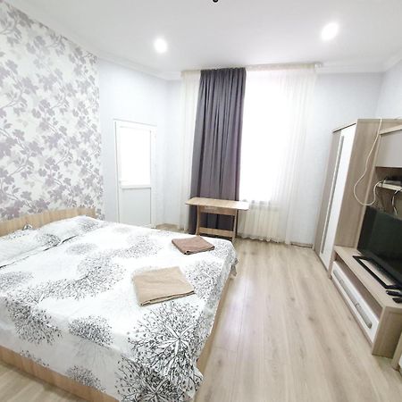 Tourist Home At Stefan Cel Mare With 2 Rooms Chisinau Exterior photo